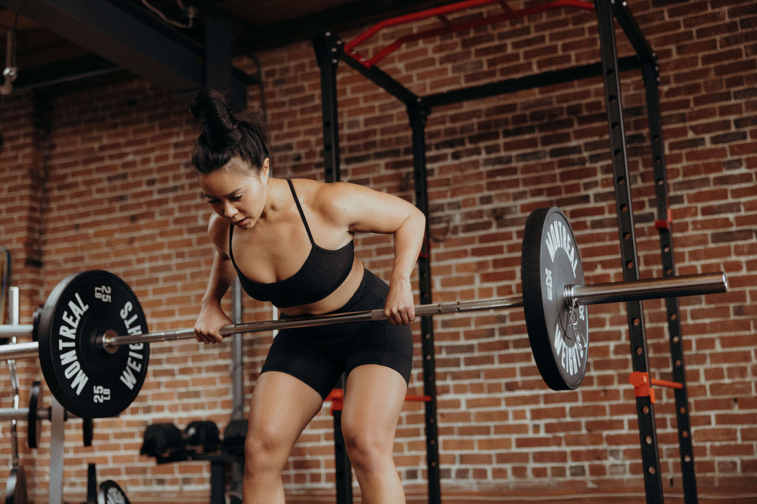 woman doing barbell row